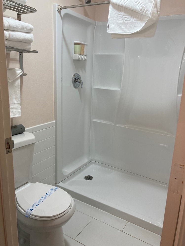 Standard Room, 2 Queen Beds, Non Smoking, Partial Ocean View - Photo 9