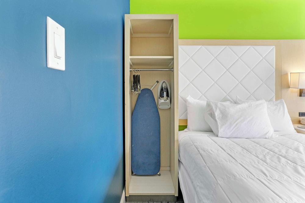 Room, 2 Double Beds photo 2