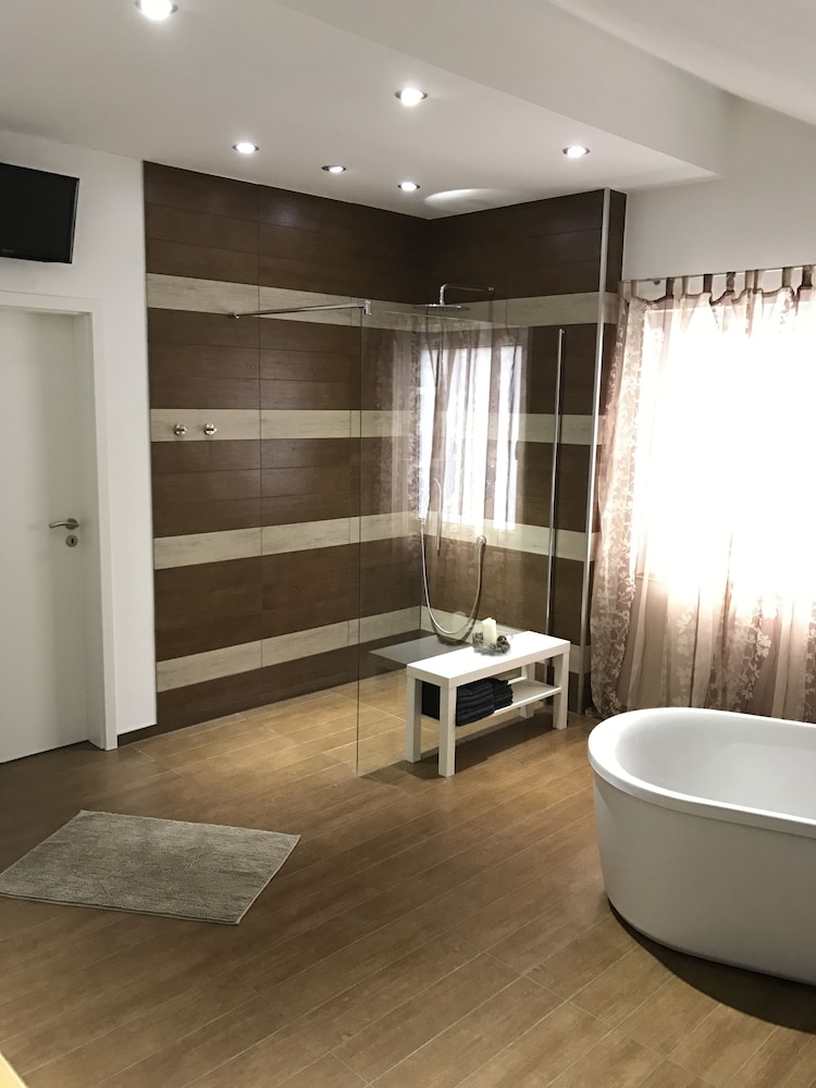 Deluxe Double Room, Bathtub photo 3