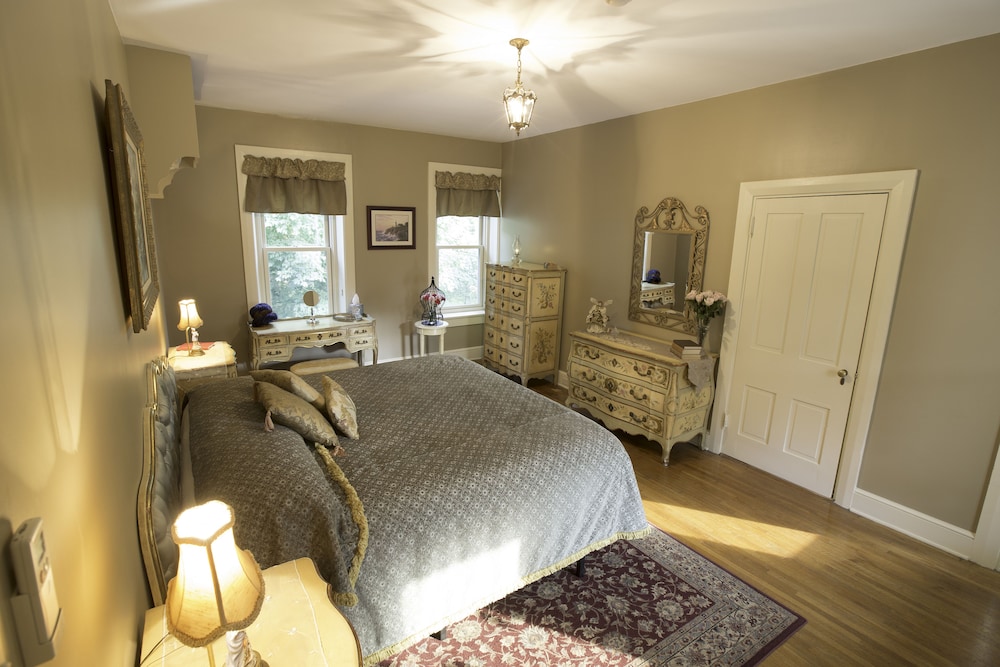 Michael Room photo 2