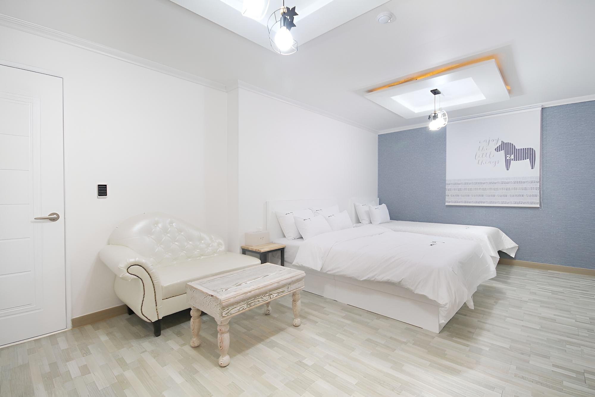 Room (VIP (Twin Bed)) - Photo 9