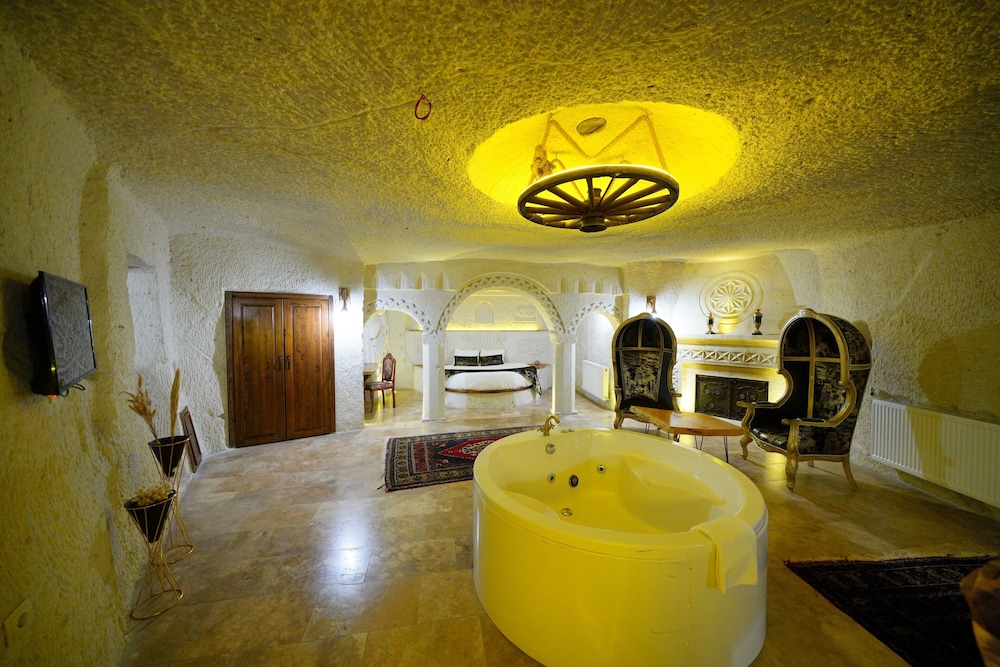 Superior King Cave Suite with Jacuzzi