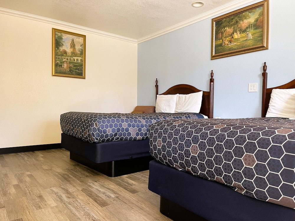 Room, 2 Double Beds, Non Smoking - Photo 8