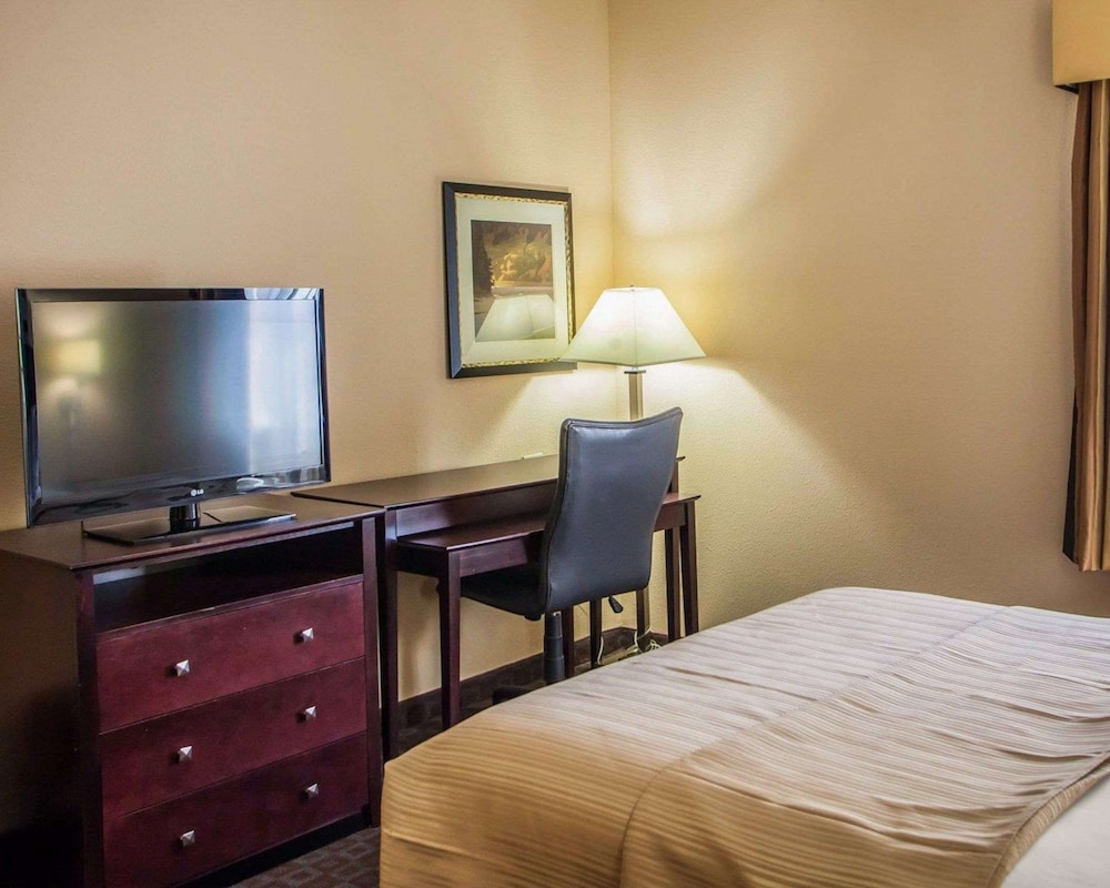 Room, 1 Queen Bed, Accessible, Non Smoking (Efficiency, Tub Accessible) photo 1