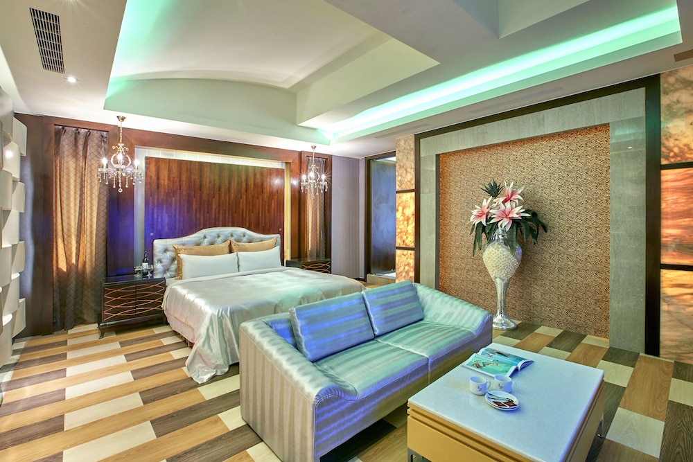 Exclusive Double Room, 1 King Bed, Jetted Tub, Mezzanine photo 2