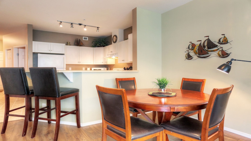Classic Condo, 2 Bedrooms, Kitchen photo 2