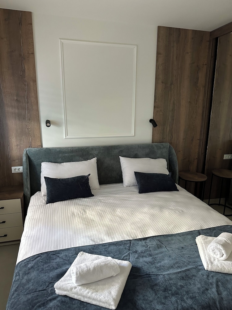 Romantic Apartment, 2 Bedrooms, Hot Tub, Sea View