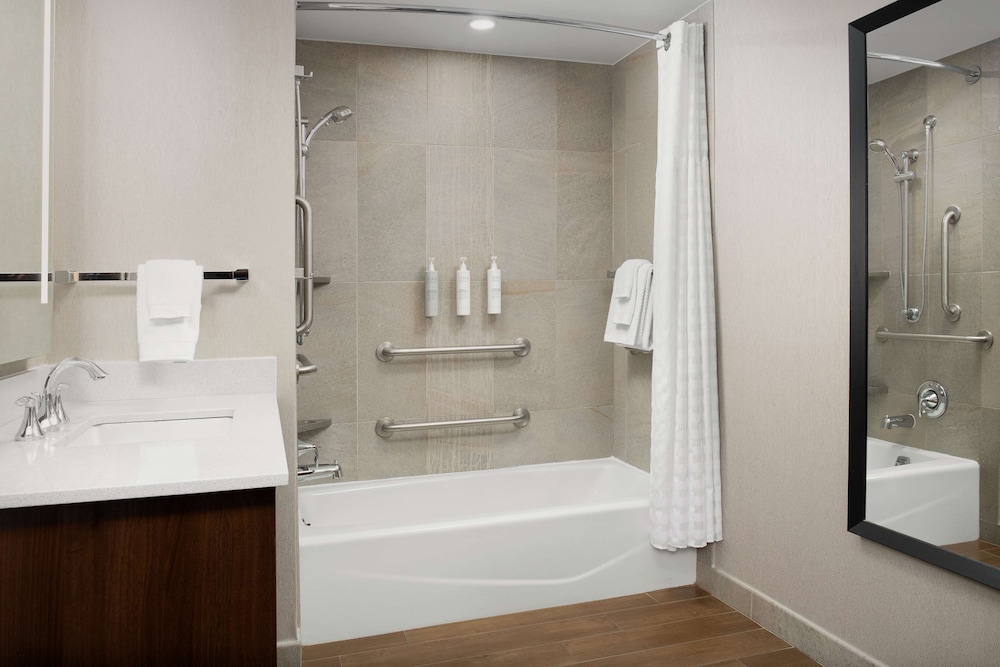 King Accessible Suite - Mobility Tub