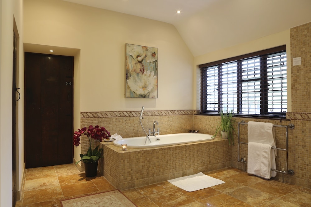Suite, Ensuite (Elizabethan suite ) photo 2