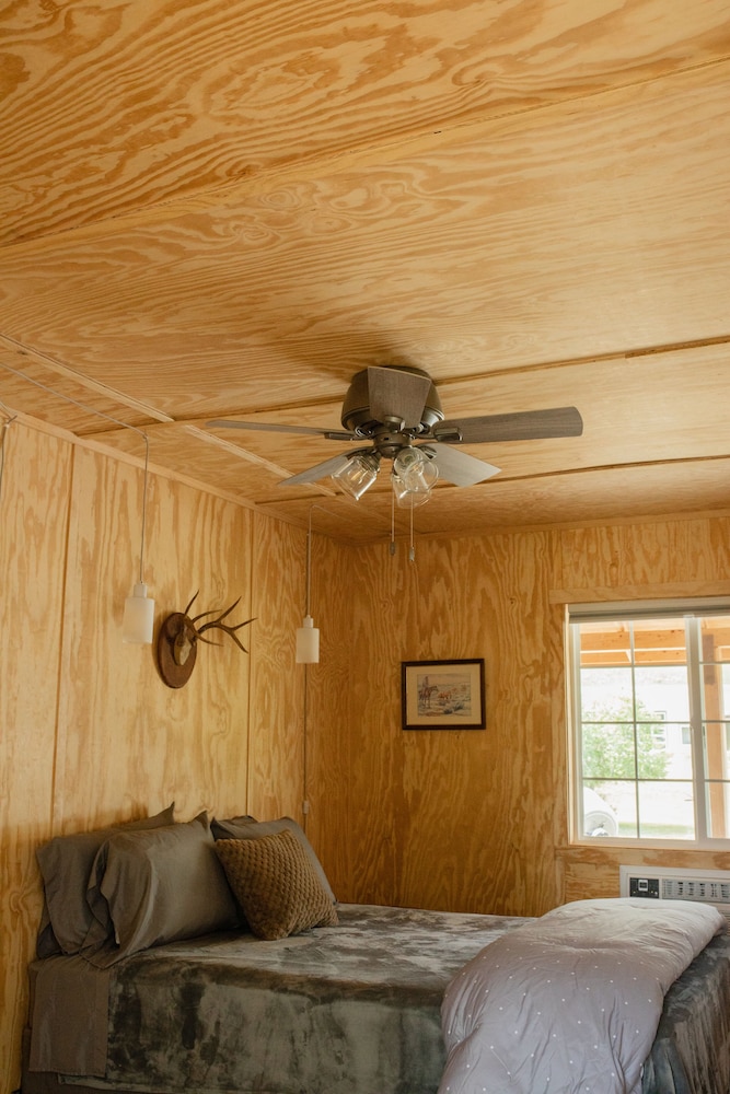 Wagon Wheel Suite #2 (Single Queen Room) photo 1