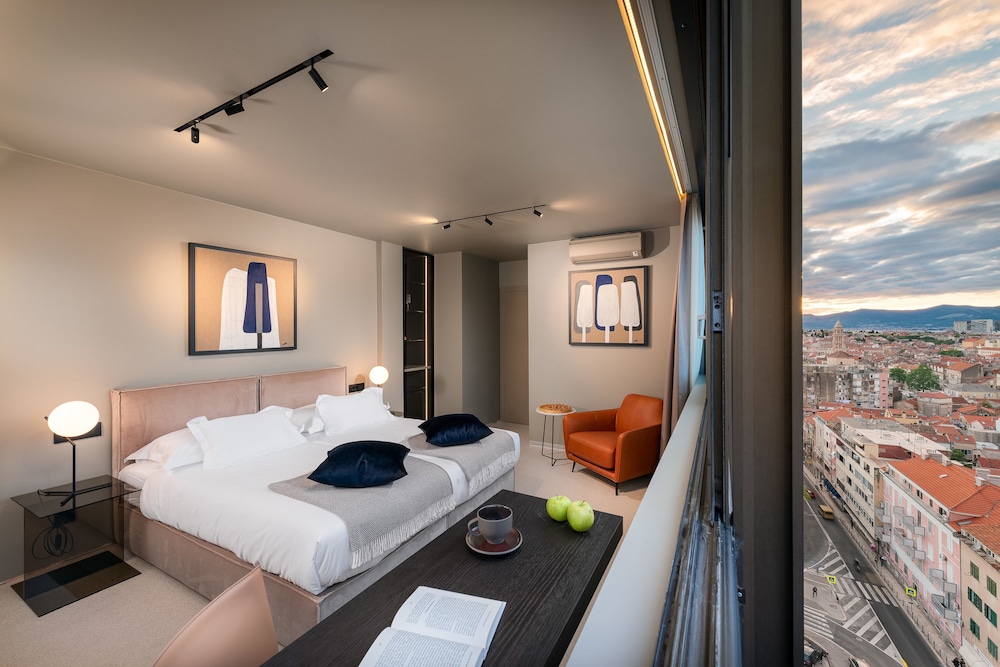Room, 1 Double or 2 Twin Beds, City View photo 2