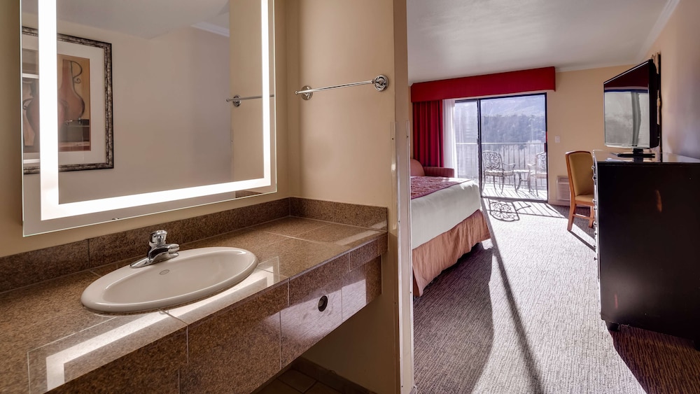 Standard Room, 1 King Bed, Non Smoking, Refrigerator (with Sofabed) thumbnail 6