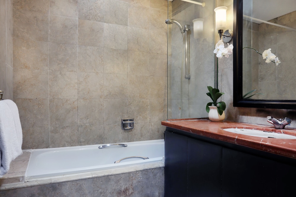 Classic Apartment, 2 Bedrooms - Photo 13