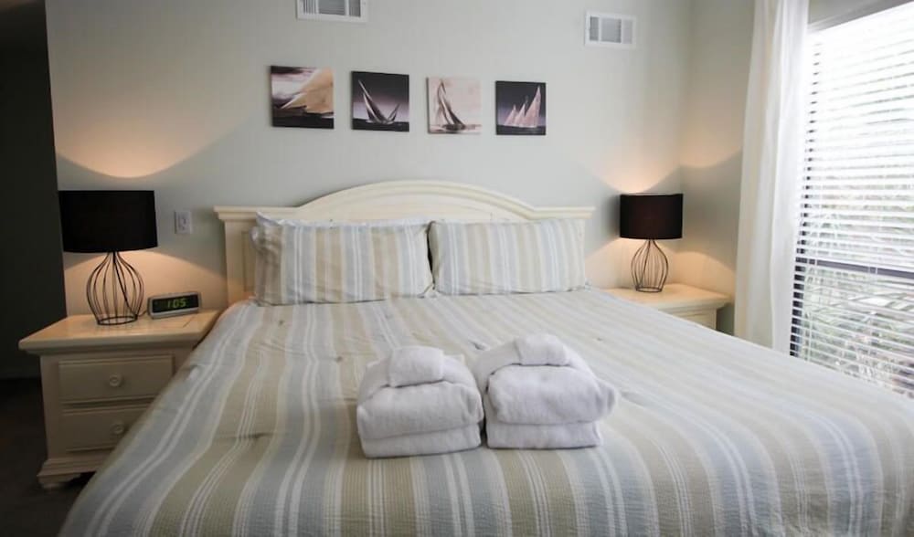 Condo, 1 King Bed with Sofa bed, Balcony photo 1