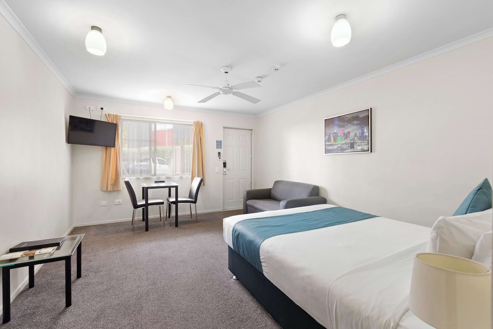 Deluxe Studio, 1 Queen Bed, Non Smoking, Kitchenette