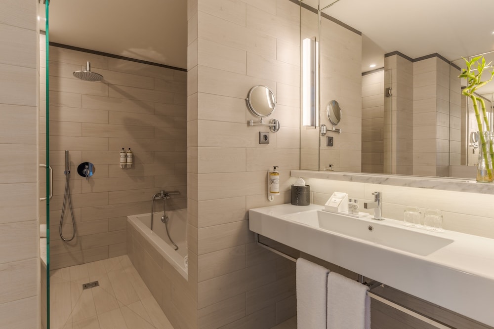 Suite, River View - Photo 5