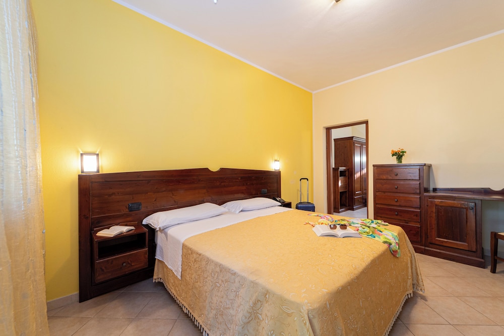 Family Room, 2 Bedrooms - Photo 10