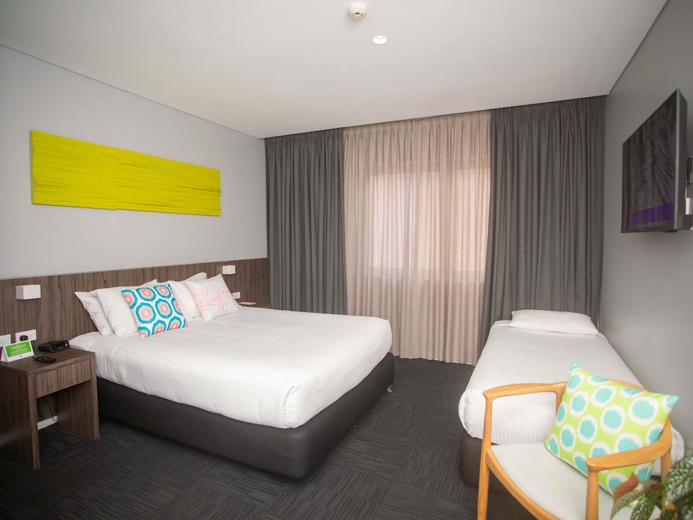 Standard Accessible Room with 1 Queen & 1 Single Bed photo 2