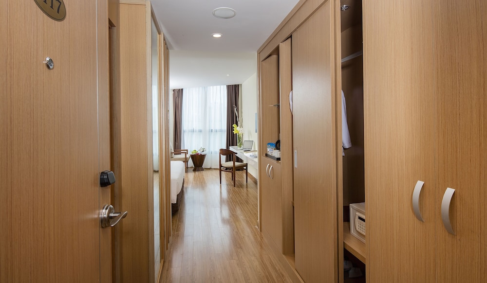 Premier King Ocean View Room thumbnail 5