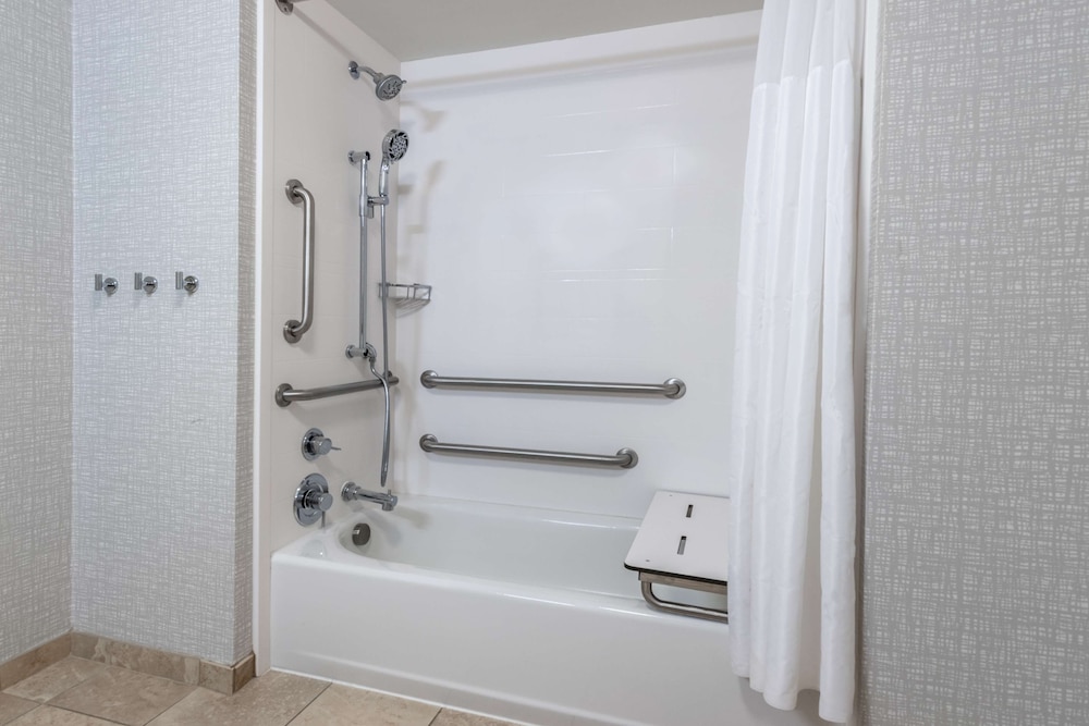 2 Queens Mobility Accessible Room w/ Tub - Photo 5