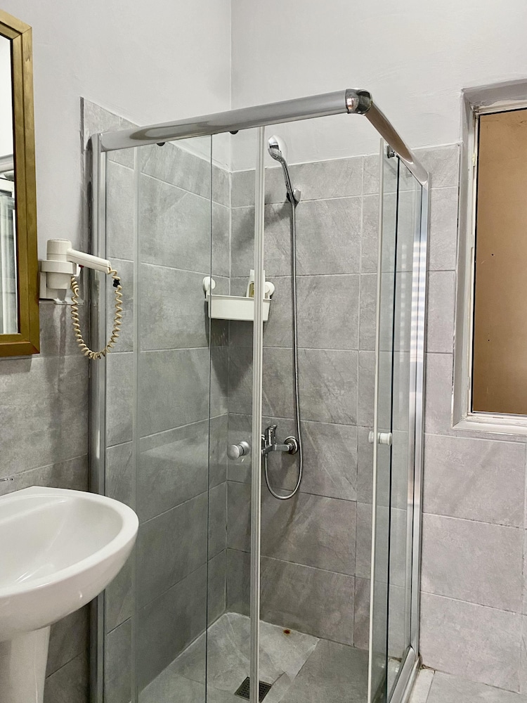Classic Twin Room, 2 Twin Beds (Shared Bathroom) photo 3