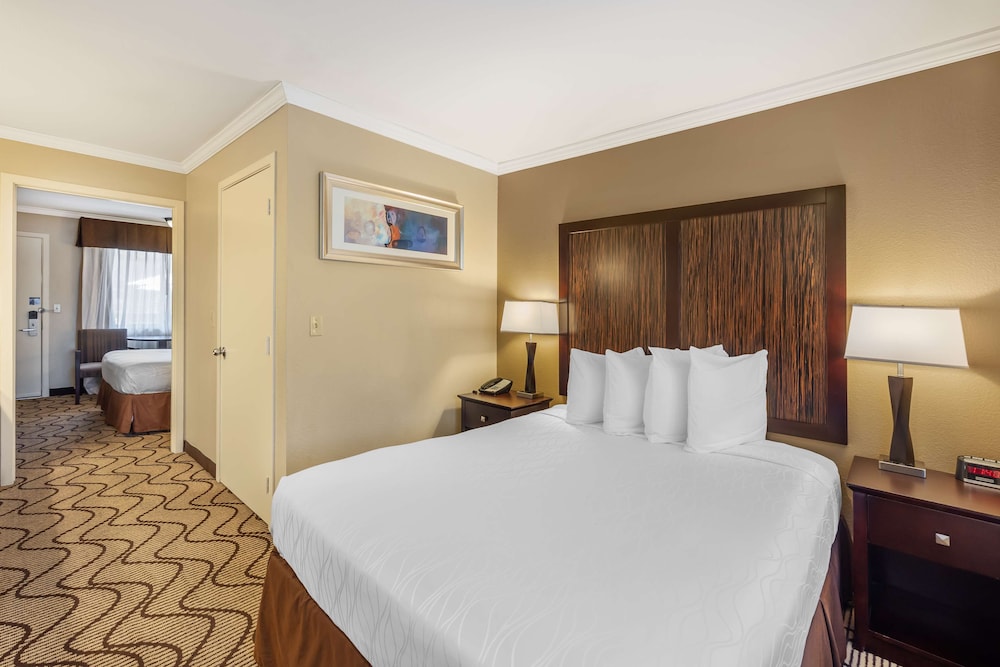 Suite, 2 Double Beds, Non Smoking, Pool View - Photo 3
