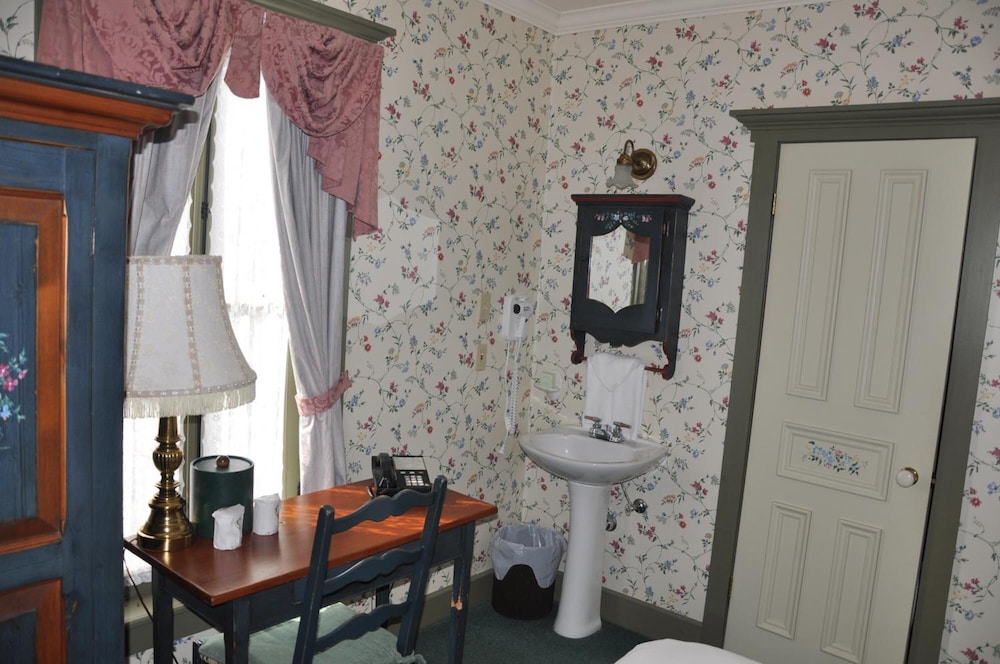 Standard Room, 1 Queen Bed photo 2