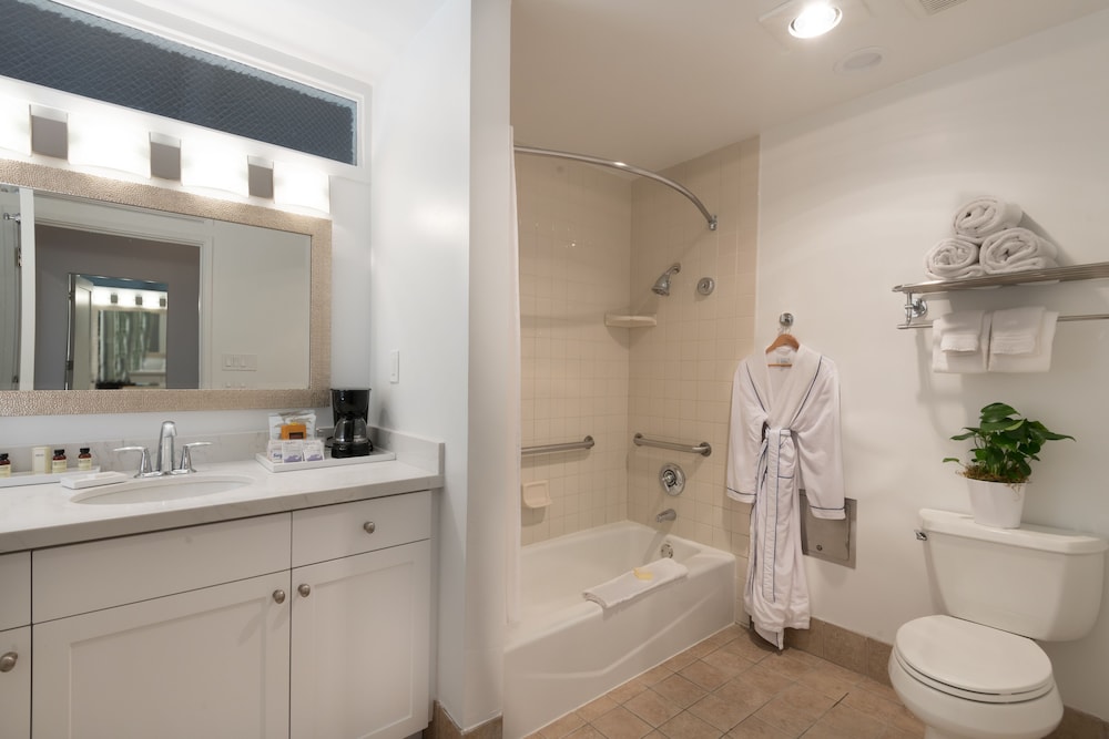 Deluxe Room, 1 King Bed, Ocean View (Beachfront View with Kitchenette) - Photo 6