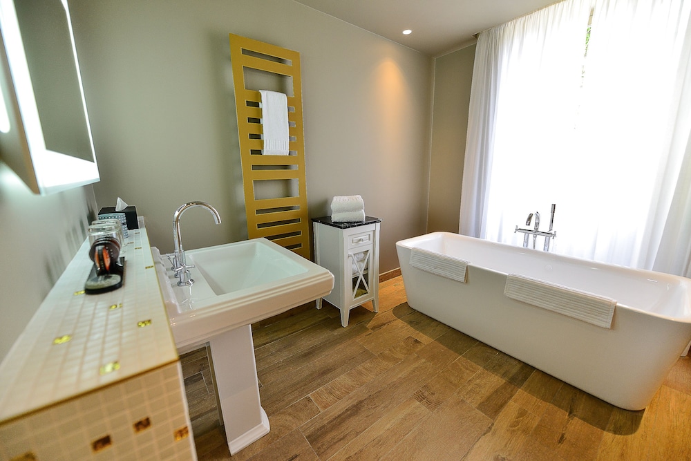Deluxe Room - Photo 5