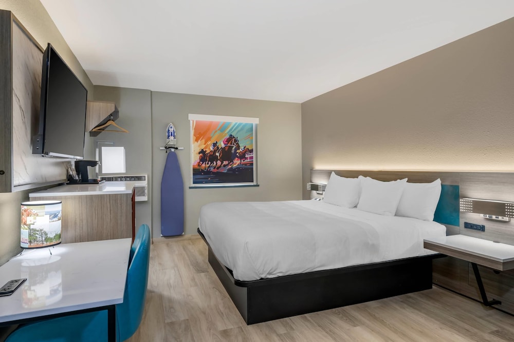 Standard Room, 1 King Bed, Non Smoking - Photo 3