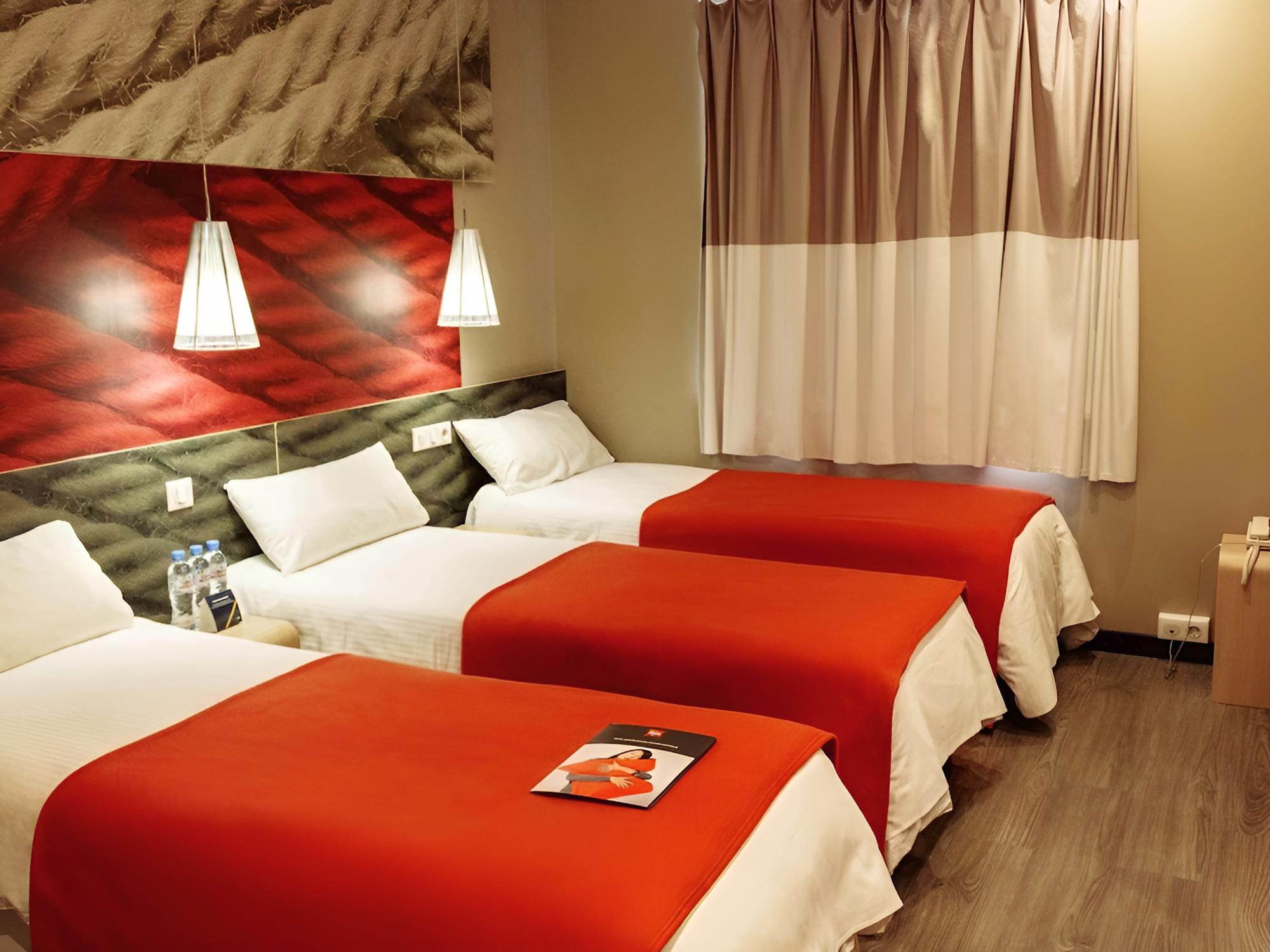 Standard Room, 3 Twin Beds photo 1