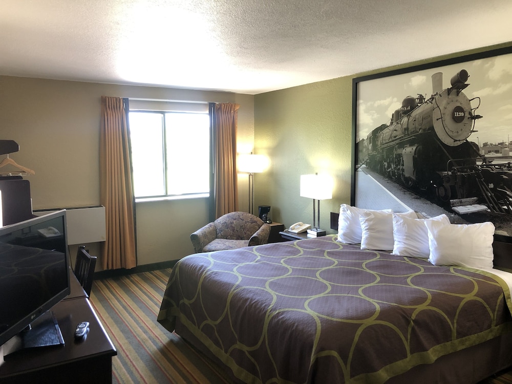 Standard Room, 1 King Bed, Non Smoking - Photo 4