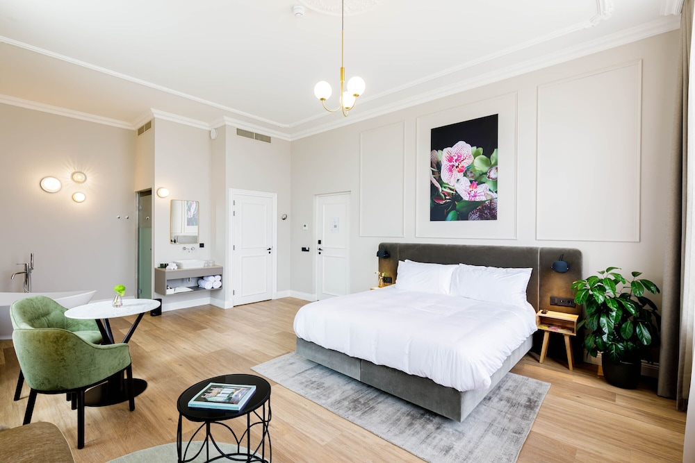 Suite - Photo 5