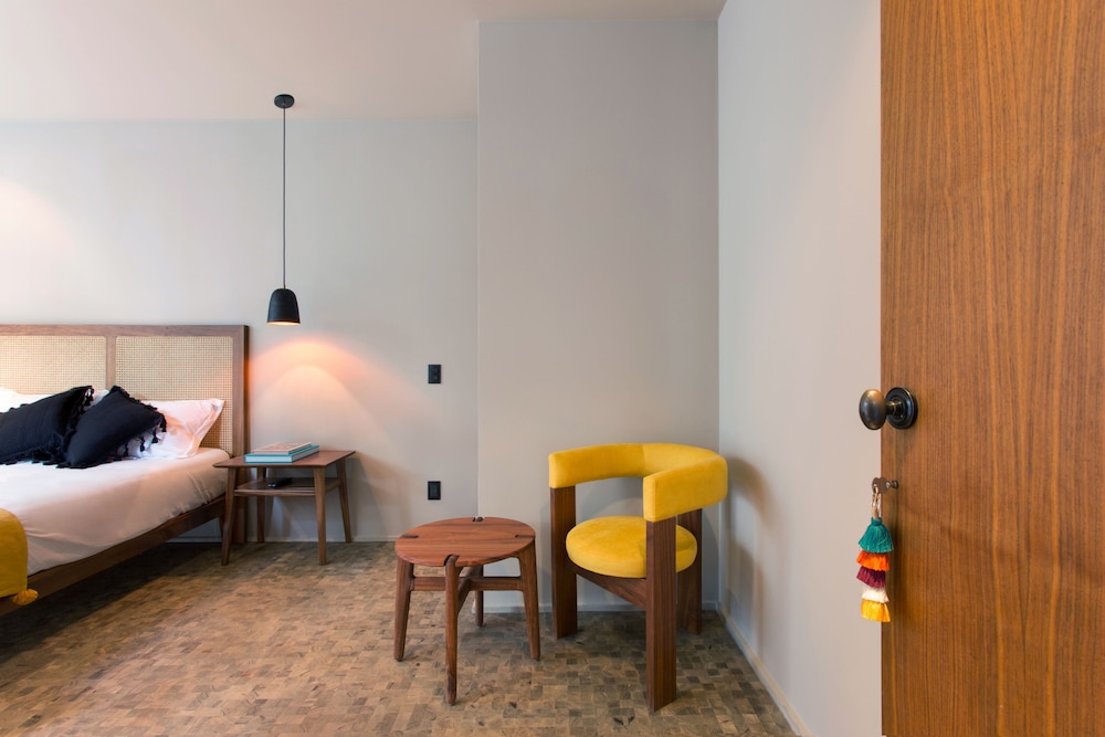 Deluxe Room, 1 Queen Bed, Courtyard View - Mateo