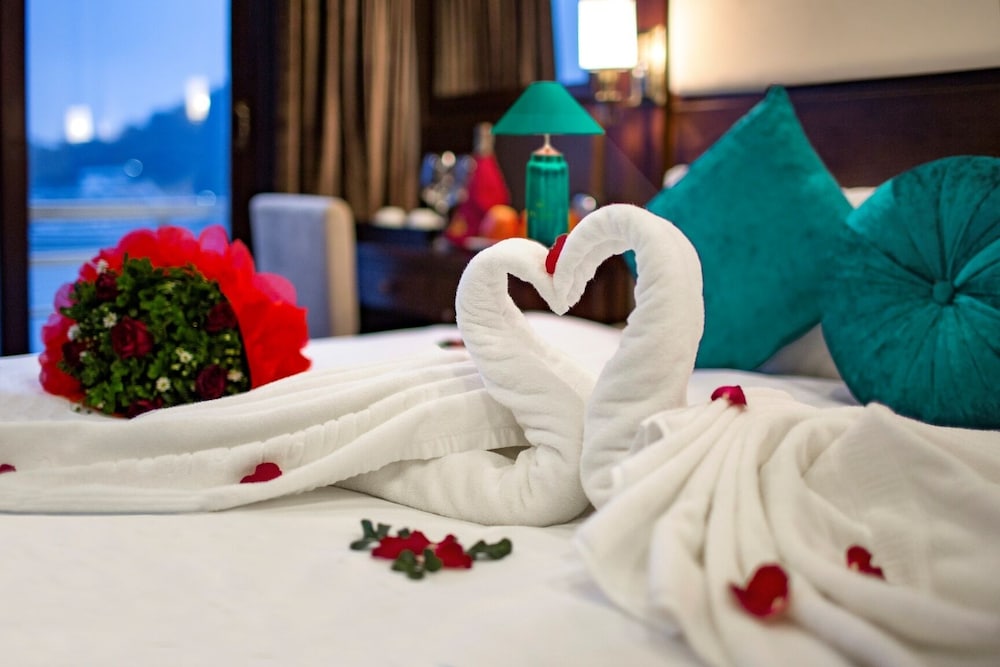 Senior Suite, Bathtub, Private Balcony & Jacuzzi - 2D1N photo 2