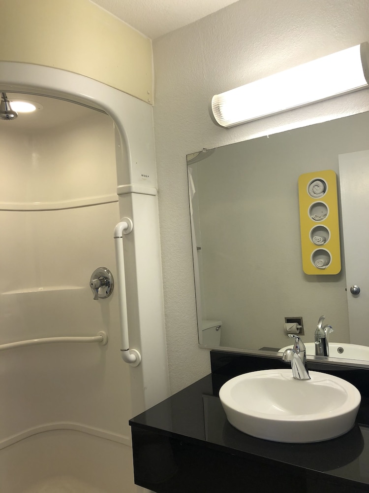 Deluxe Room, 1 Queen Bed, Non Smoking, Refrigerator & Microwave photo 3
