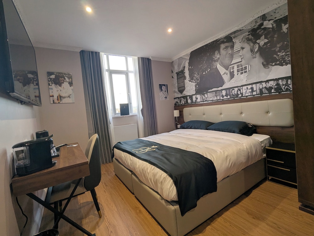 Luxury Suite, 1 King Bed, Non Smoking, City View photo 2