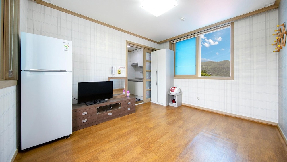 Basic Room, 1 Bedroom (201) - Photo 2