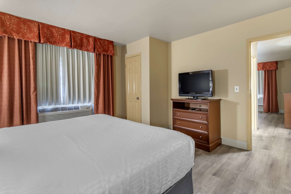 Suite, 1 King Bed with Sofa bed, Accessible, Non Smoking (with Sofabed) photo 3