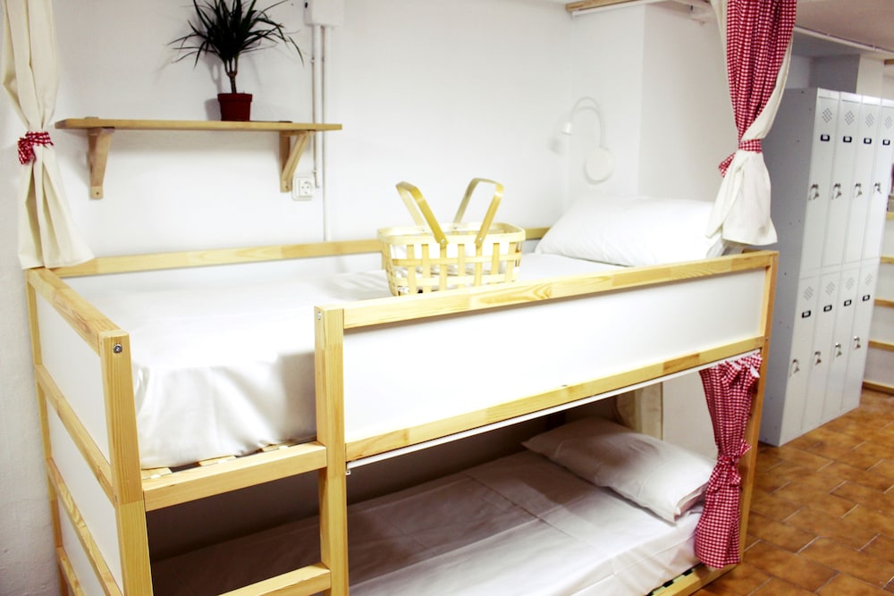 Dormitorio compartido, solo mujeres, baño compartido (10 camas)