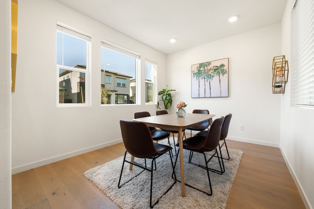 Modern 4BR Home Nr Airport DT w Fire Pit, Billede 76