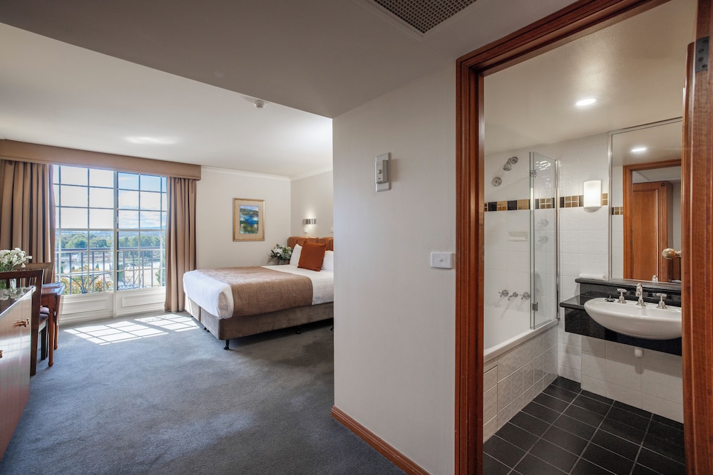 Executive Room, 1 King Bed, Courtyard View - Photo 5