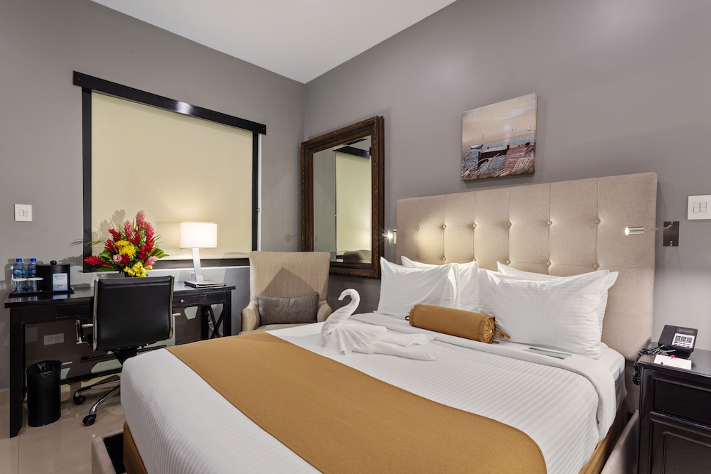 Premium Room, 2 Queen Beds, Non Smoking, Refrigerator & Microwave - Photo 6