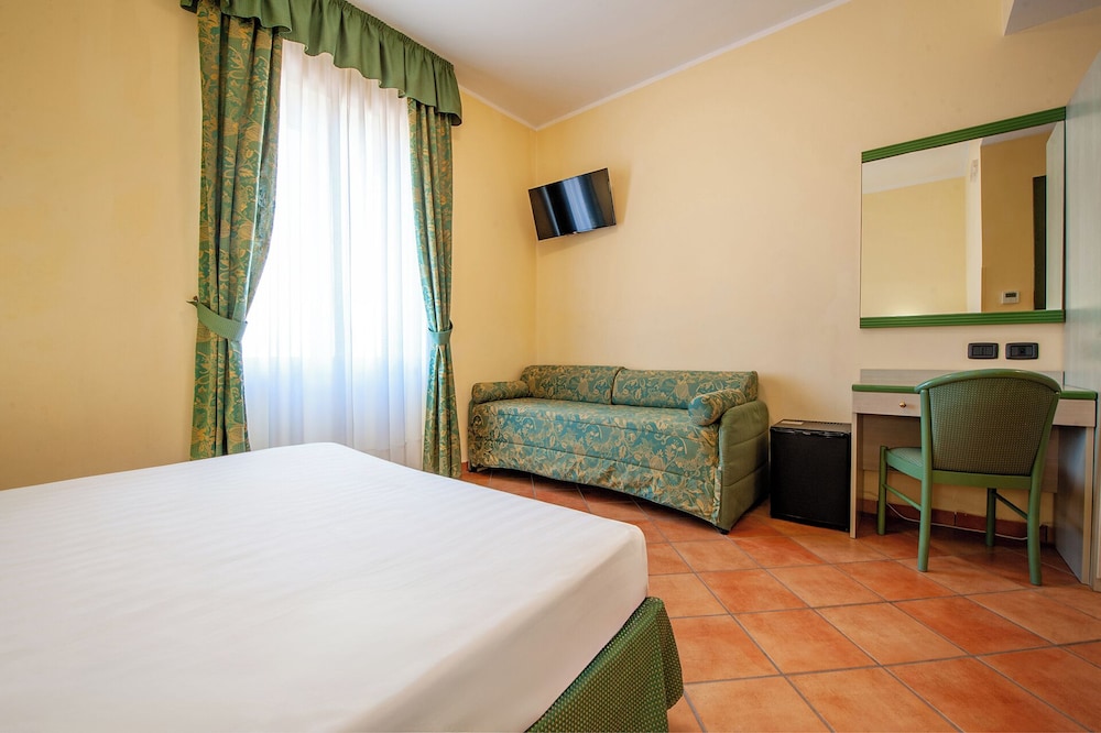 Economy Room, 1 King Bed, Ground Floor - Photo 3