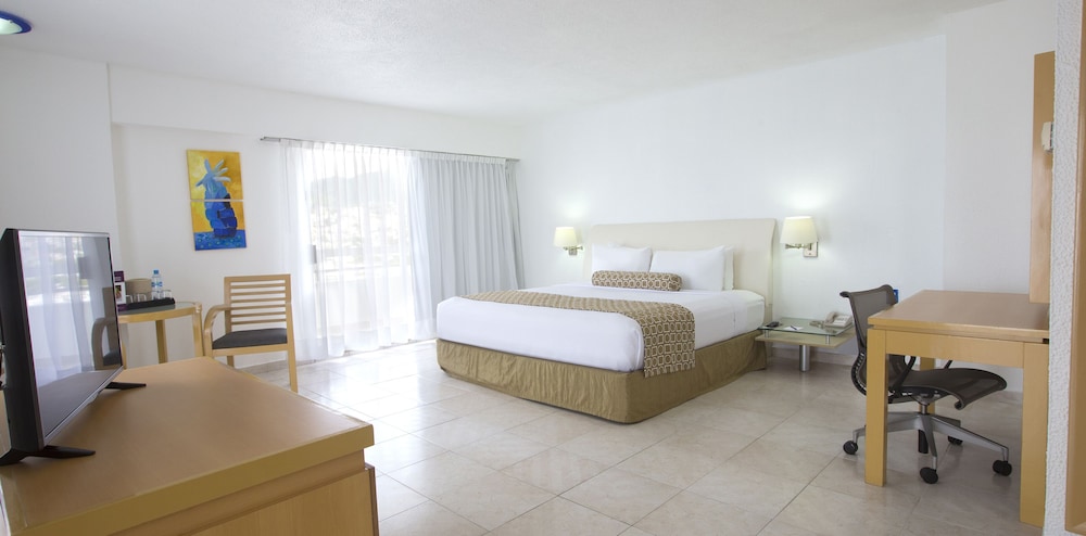 Suite, 1 King Bed, Balcony, Bay View - Photo 2