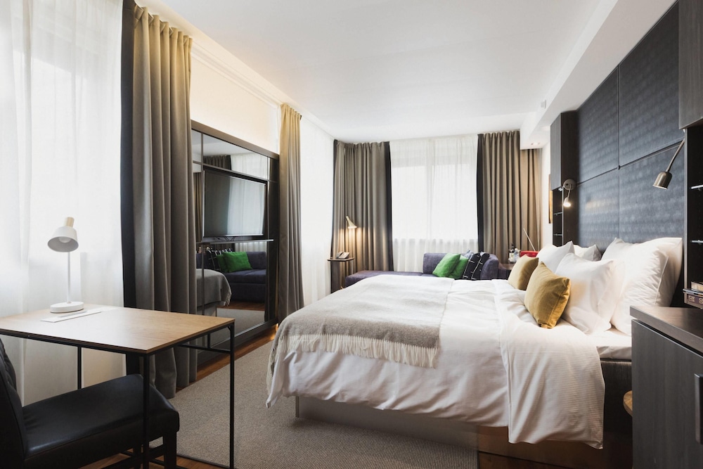 Deluxe Room, 1 King Bed with Sofa bed, Non Smoking thumbnail 6