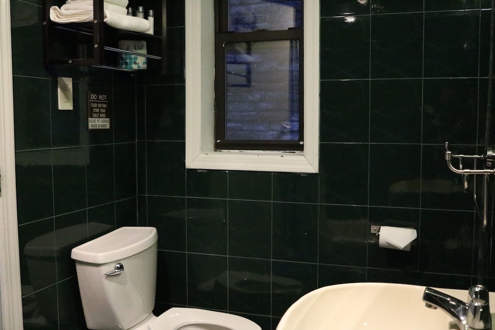 Basic Triple Room, 1 Bedroom photo 2