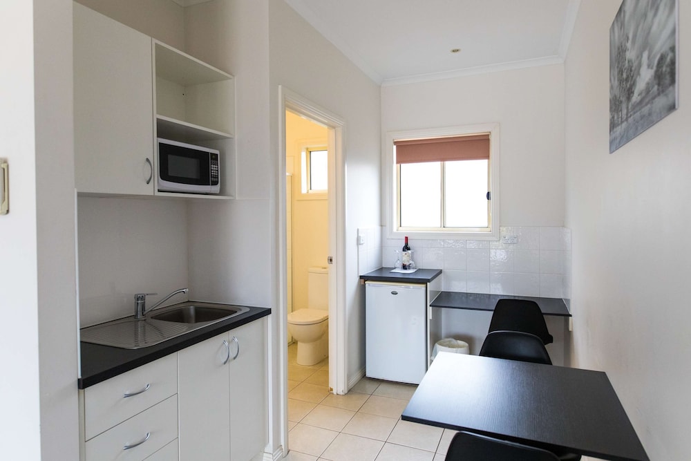 Deluxe Room, Multiple Beds, Non Smoking, Kitchenette (Walk-in Shower) - Photo 9