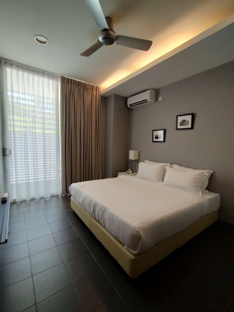 Studio, 1 King Bed, Non Smoking, Hill View photo 1