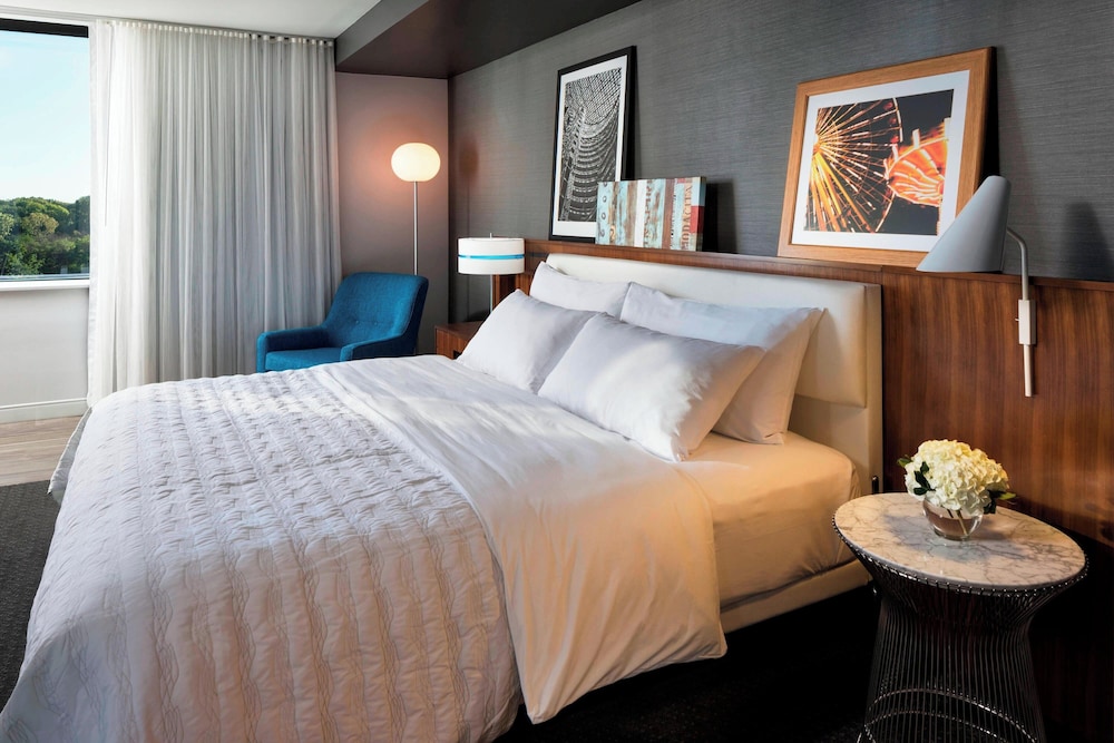 Premium Room, 1 King Bed (Hearing Accessible) - Photo 1